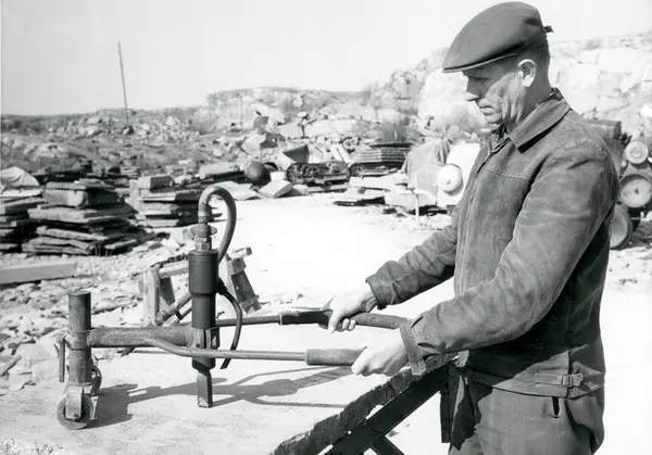 Stenhuggare bearbetar skiva av granit Bohusläns museum