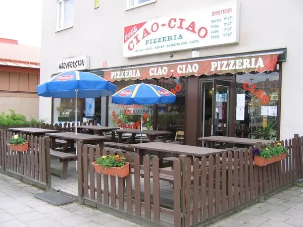 Pizzeria Ciao Ciao i Karlskoga, exteriör, uteservering. Bilder tagna i