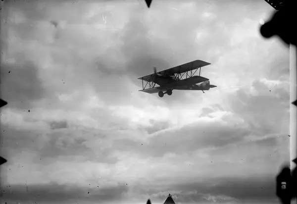 Flygfotografi av flygplan Fiat BR1 i luften. Flygvapenmuseum