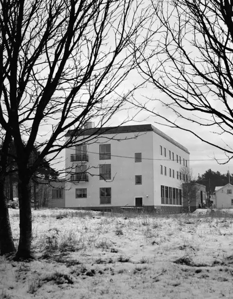 Valhall Hotell Exteriör, gavelfasad mot gräsbevuxen plan, träd i