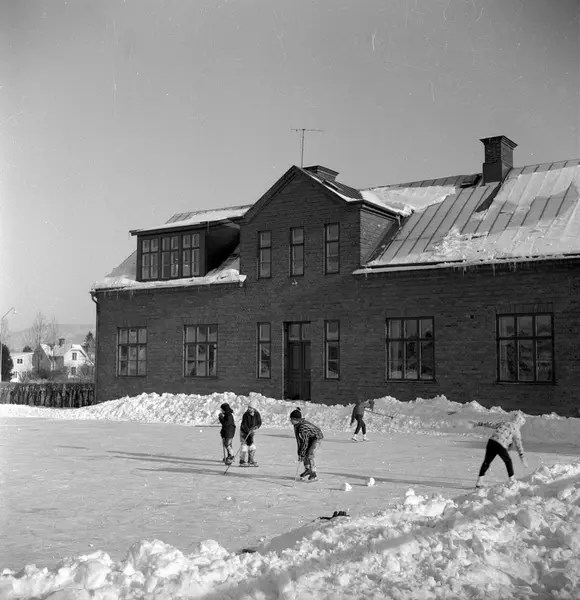 Utanför skolan i Sanna är en isbana spolad och barnen åker skridskor