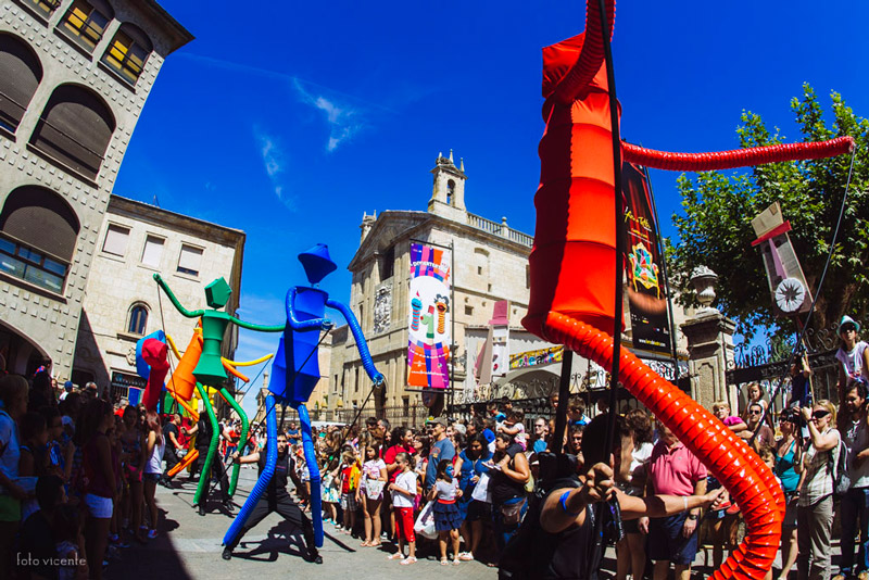 Puppet Walkabout Act Street Performers Scarlett Entertainment Spain