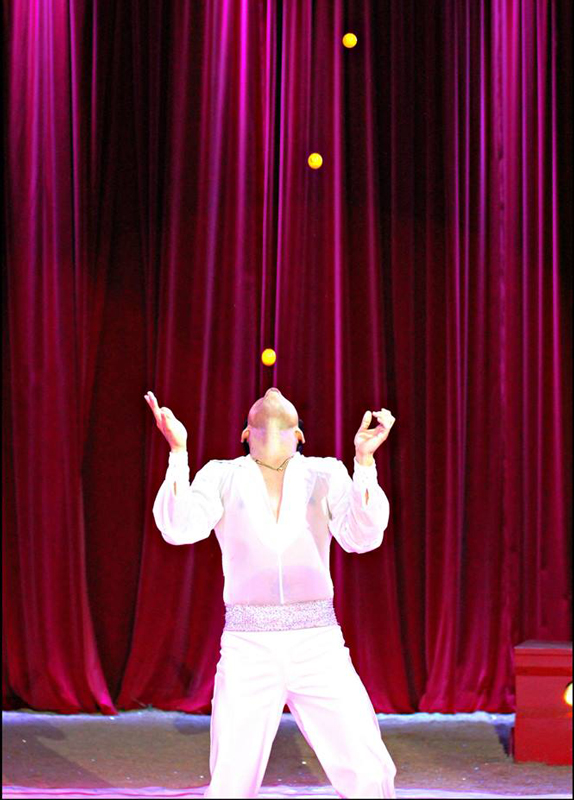 Hire Hat Juggler Tempo Juggling Act Brussels Belgium