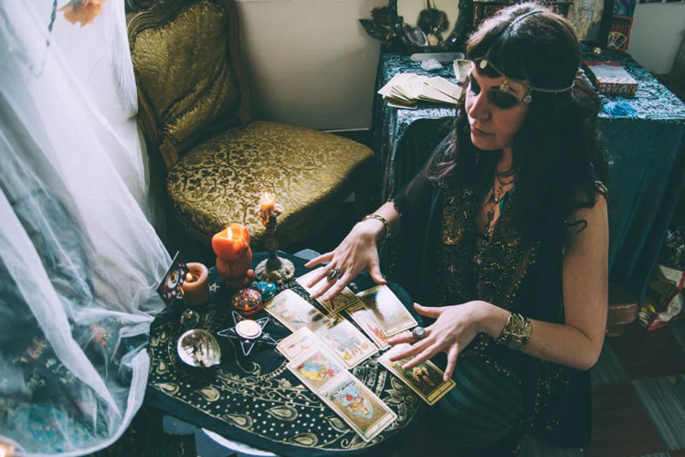 Hire Fortune Teller Tarot and Numerology Fortune Teller Scarlett