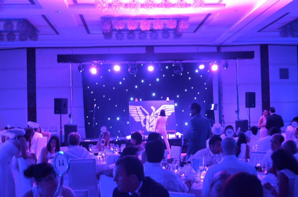 Hire Female Speed Painter Dubai Speed Painter Book Speed Painter