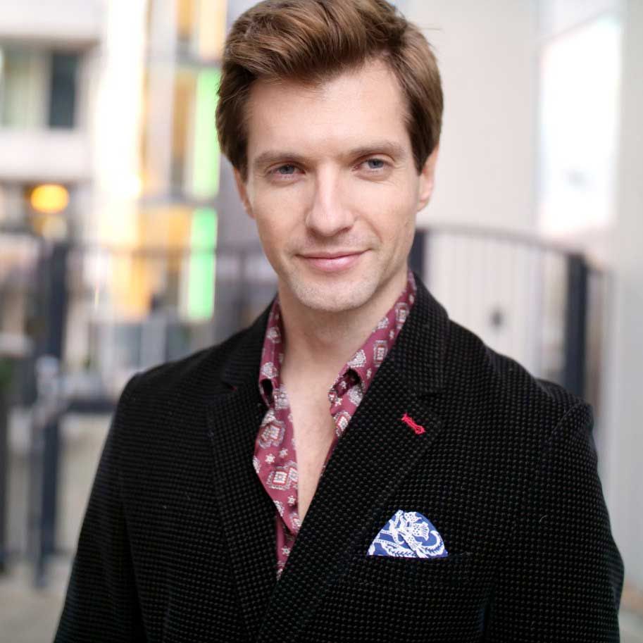 Book An Italian Host and TV Presenter Scarlett Entertainment