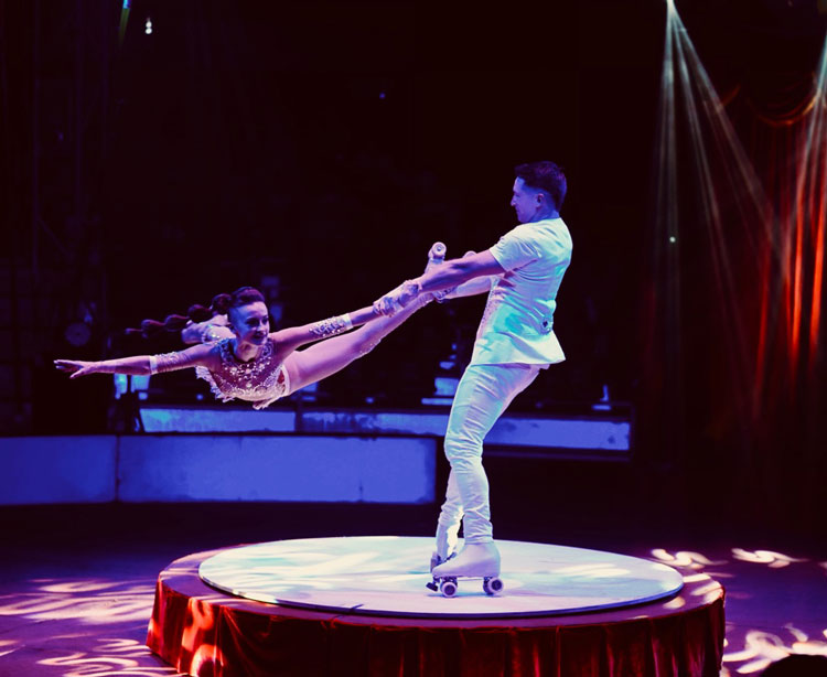Book Dubai Roller Skating Duo Stunt Show Scarlett Entertainment