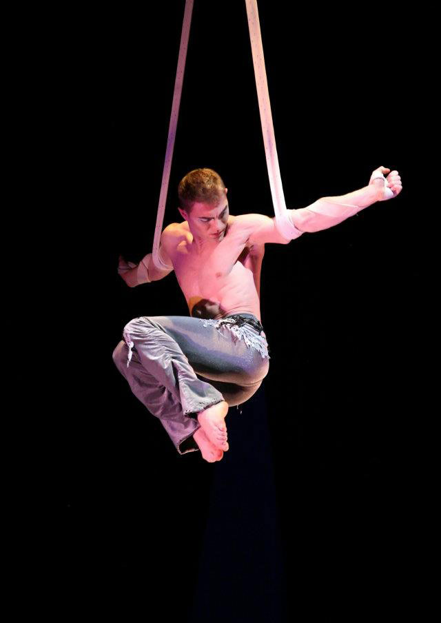 Aerial Straps Show Acrobatic Aerialist Act Circus Show Hamburg