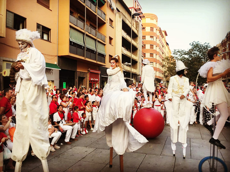 Hire White Circus Parade Family Entertainment in Madrid Scarlett