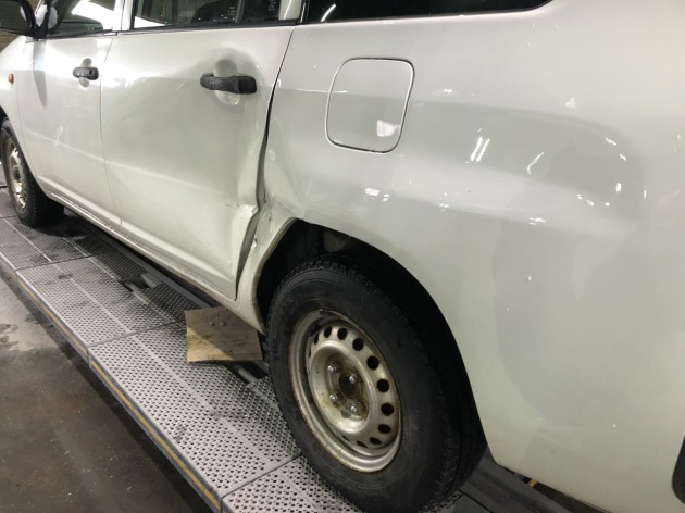 接触事故にて側面パネルが潰れたトヨタプロボックスの緊急自動車保険修理｜傷・錆・凹み・事故修理/自動車板金塗装専門店 北海道札幌市(株)ラルフ