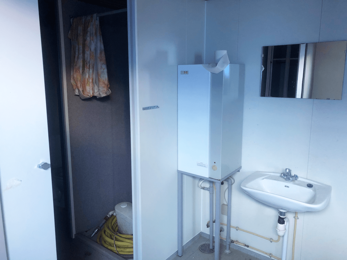 Brugt skurvogn med toilet og bad DOMA A/S