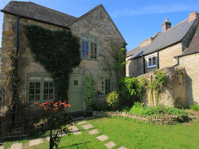 Dog Friendly Cottages in the Cotswolds [+ 6 Hot Tub Holidays]