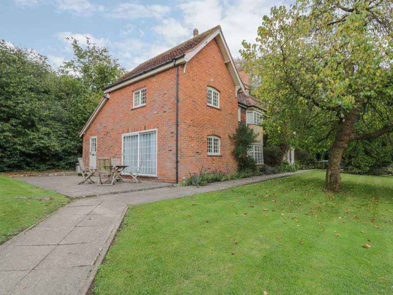 Dog Friendly Cottages in Essex [ + 3 Hot Tub Holidays]