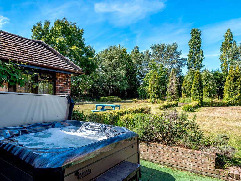 Dog Friendly Cottages in Bournemouth [ +6 Hot Tub Holidays]