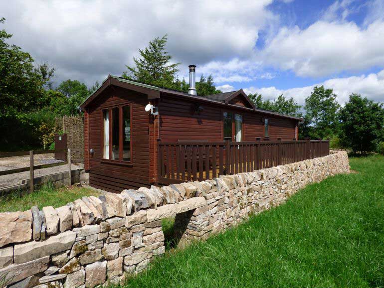 Dog Friendly Peak District Lodges & Log Cabins (Top Picks 2023)
