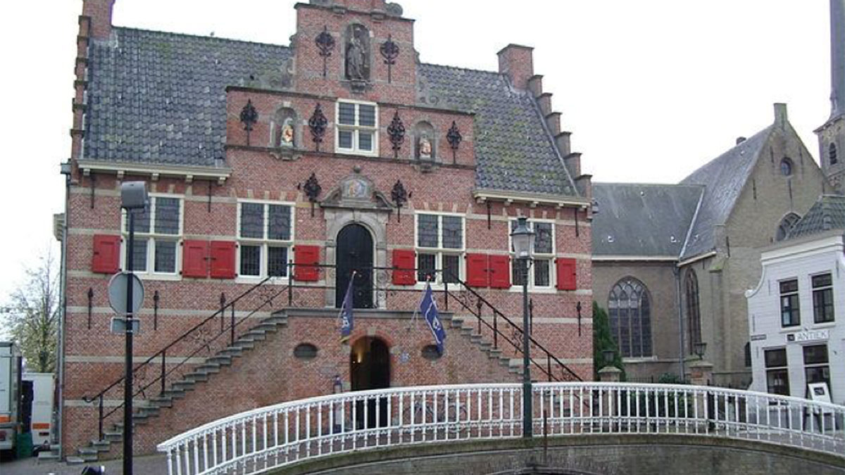 Hoeksche Waardse Kunstenaars exposeren in Het Oude Raadhuis van Oud