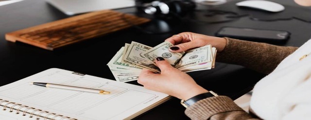 16 Dollars an Hour Is How Much a Year? Is 16/Hr Good? Dollarsanity