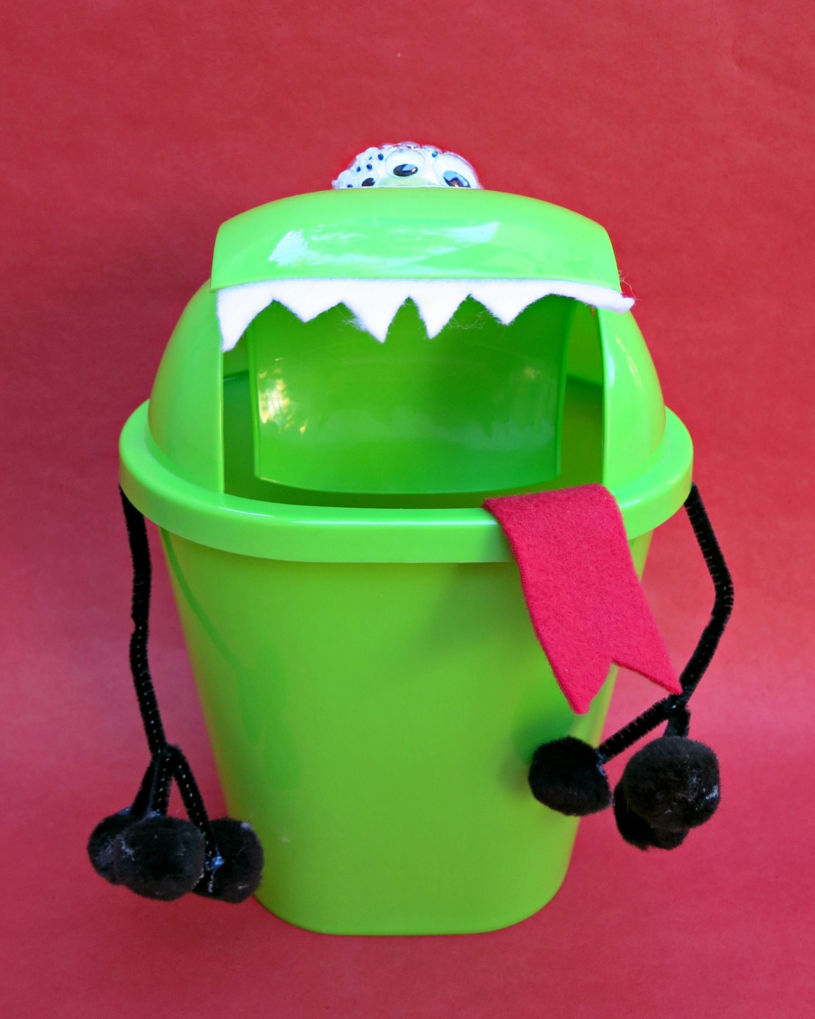 Make a Valentine Holder from a Trash Pail » Dollar Store Crafts