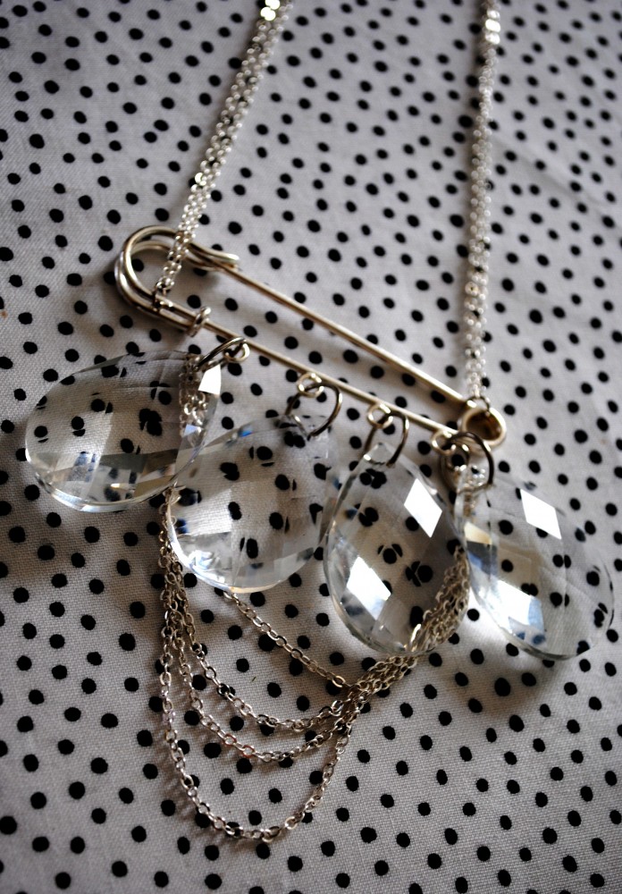 Safety-pin necklace. - DomestikatedLife