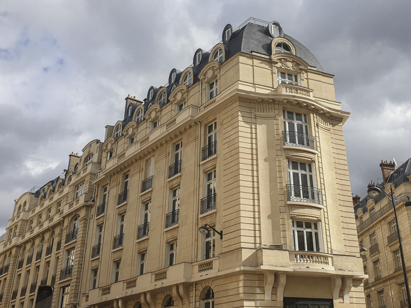 Couverture en ardoises à l'impériale et zinc d'un immeuble haussmannien