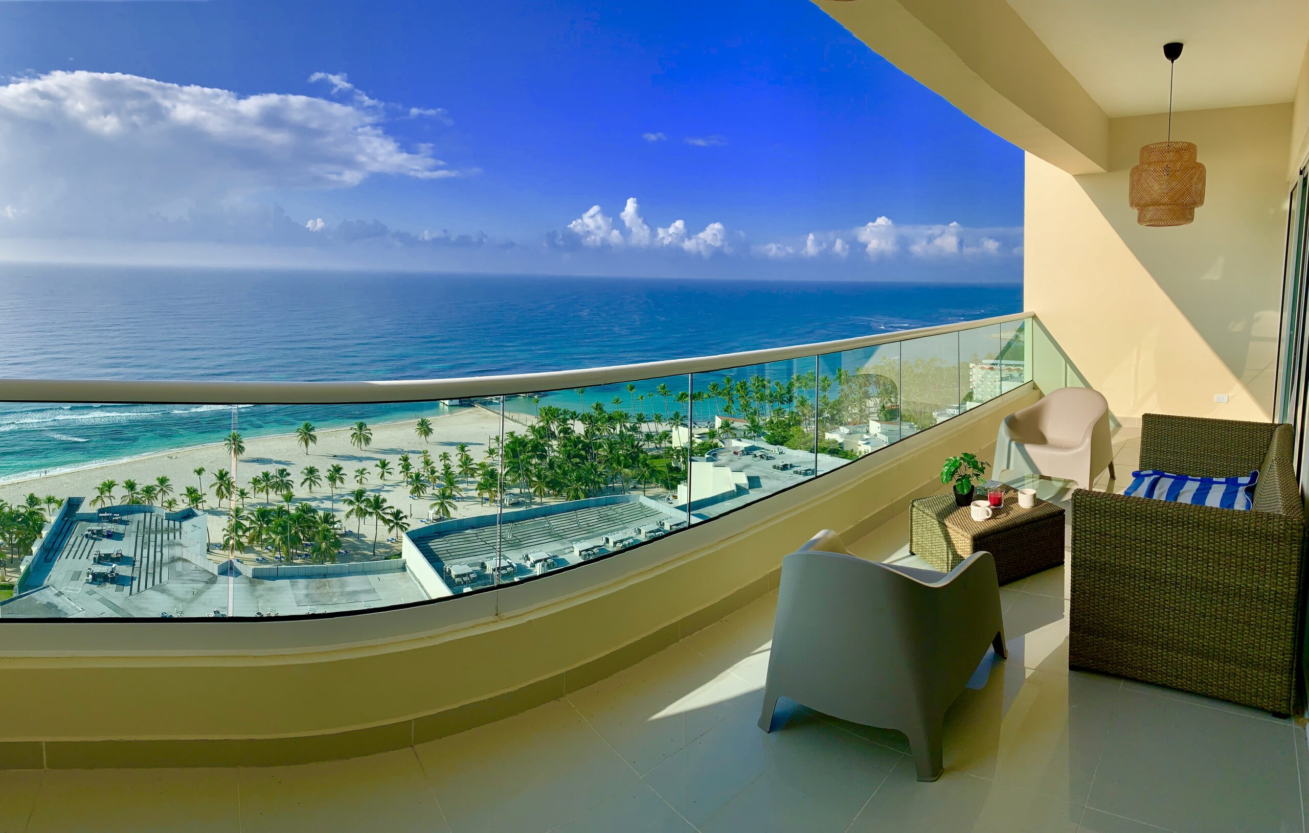 Amazing 2 bed. on the beach, sea view, pool gym. Domirental