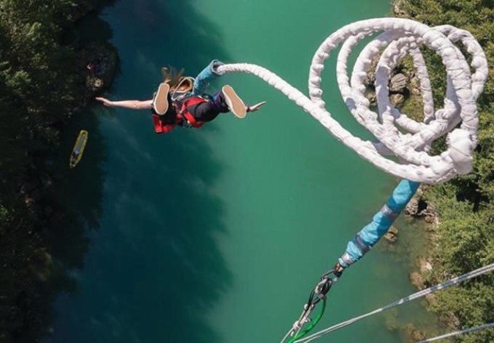 Bungee jumping s solkanskega mostu