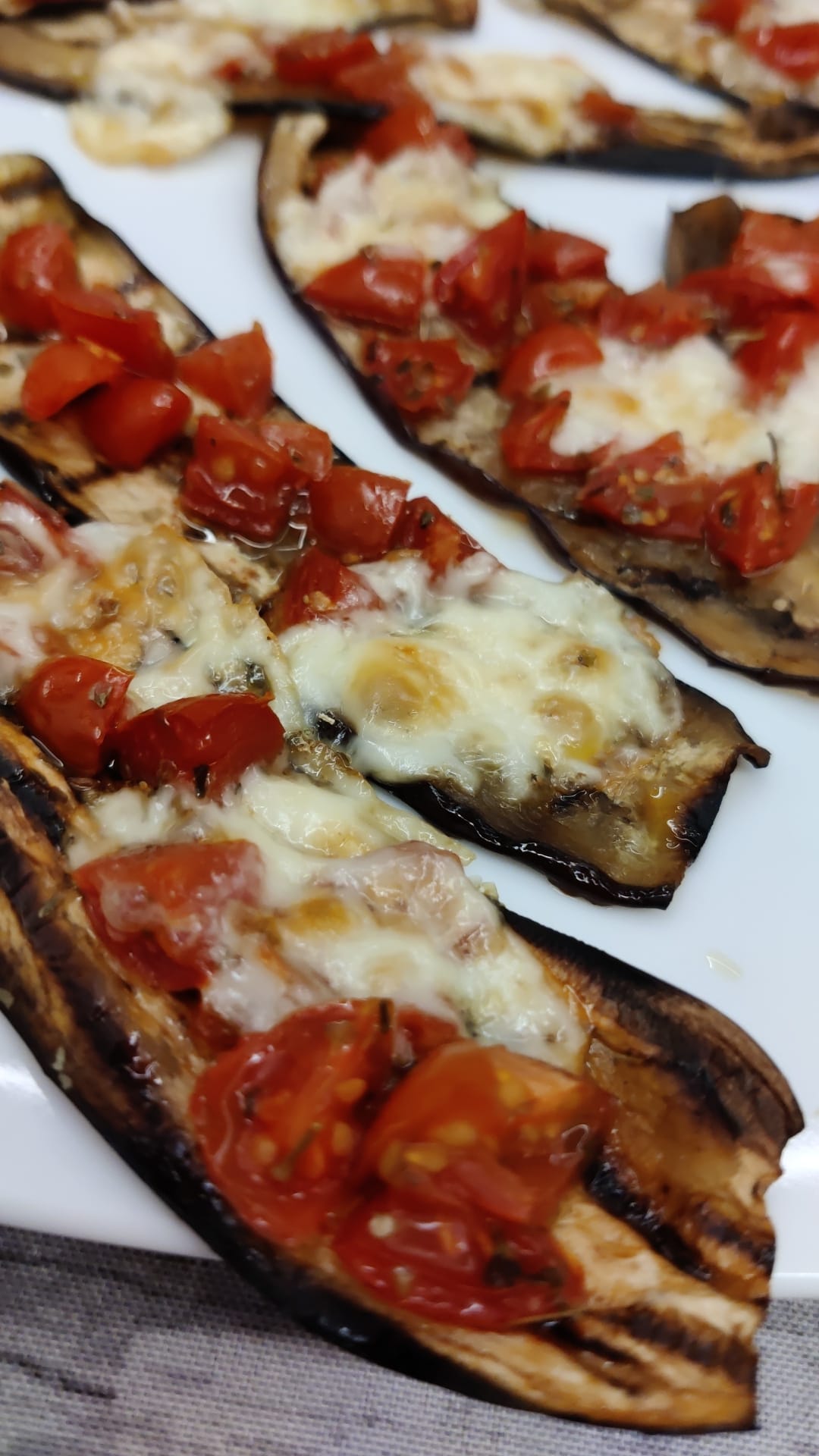 Ricetta light, melanzane arrostite con pomodorini e formaggio al forno