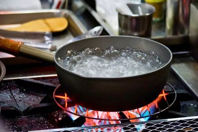 How To Boil Water Without Electricity In 6 Easy Steps