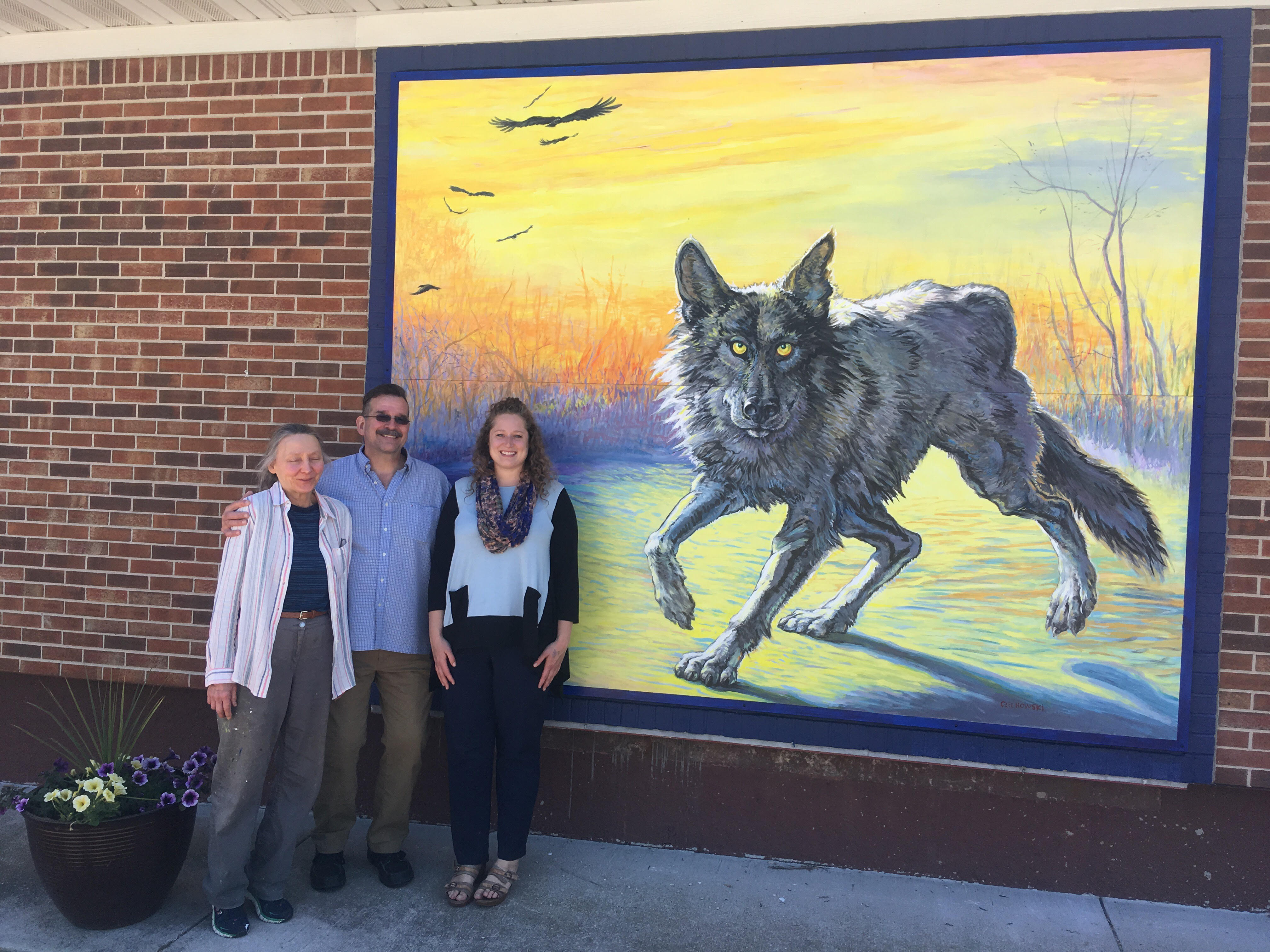New Wolf Mural at Algoma’s Robert Ray Gallery Door County Pulse