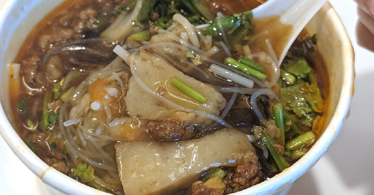 美崙市場銅板美食|只要四十元就可以吃到配料滿滿的米粉焿