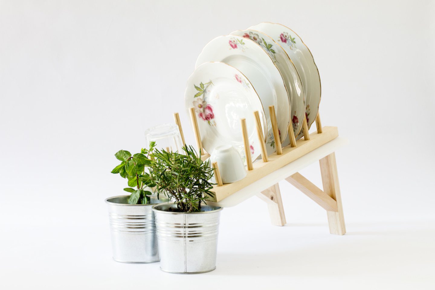 Multifunctional Dish Rack Drains Water into Plant Pots Designs