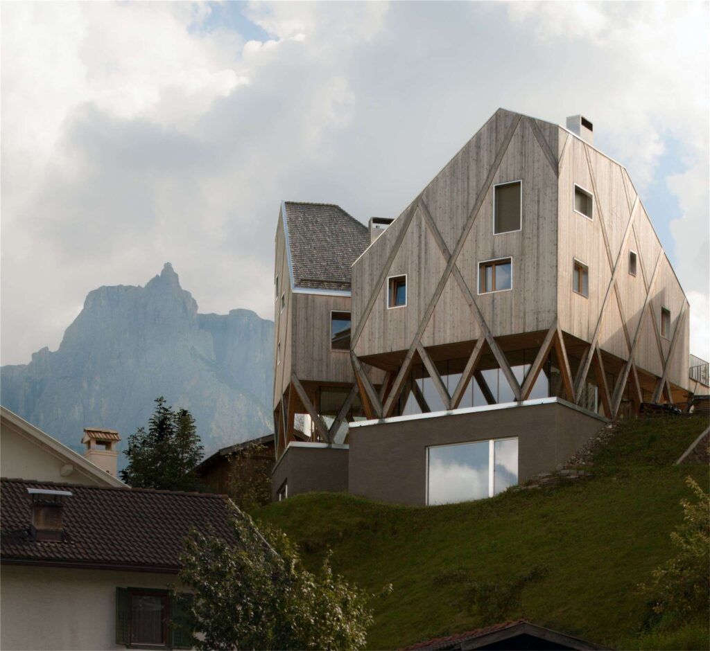 Modern Home in the Alps Mimics the Majesty of Mountains Designs