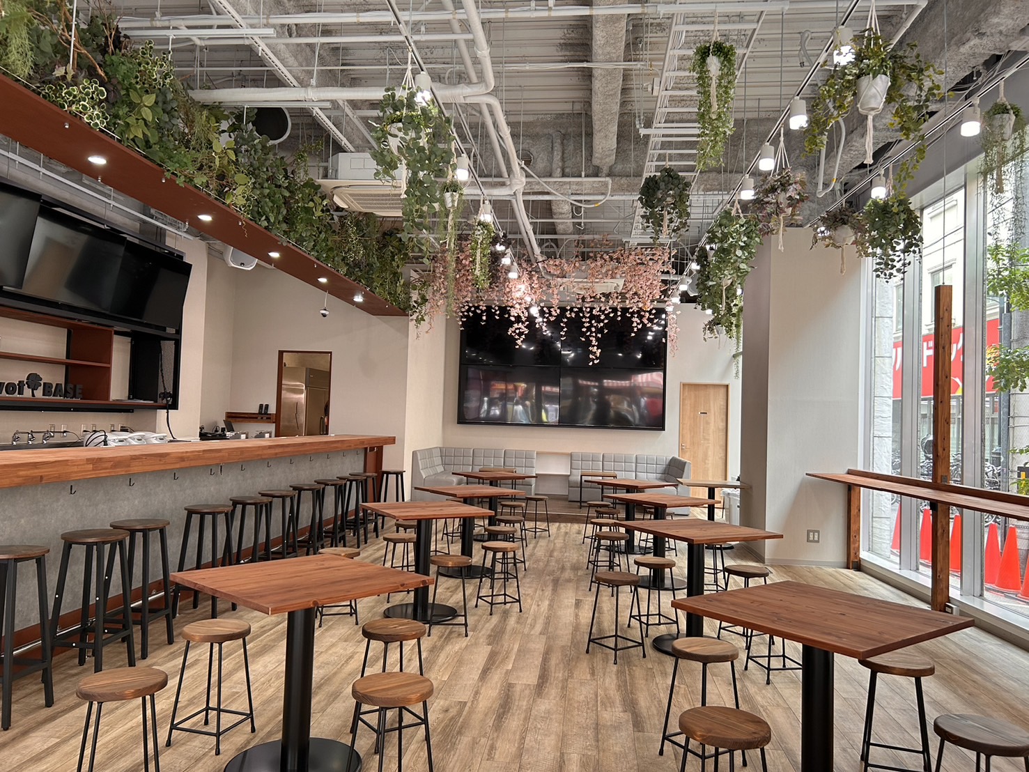 道頓堀商店街に「Pivot BASE Cafe & Bar Dotonbori」が 観光交流プロモーション拠点およびヴィーガン対応のカフェ