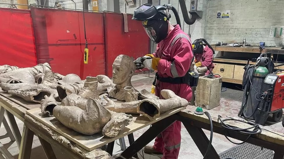 Stroud Pangolin Foundry and US Artist build WWI memorial The Doughboy