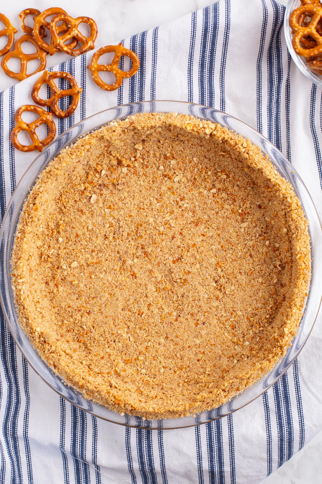 How to make a crumble (crumb) pie crust The Dough Dabbler