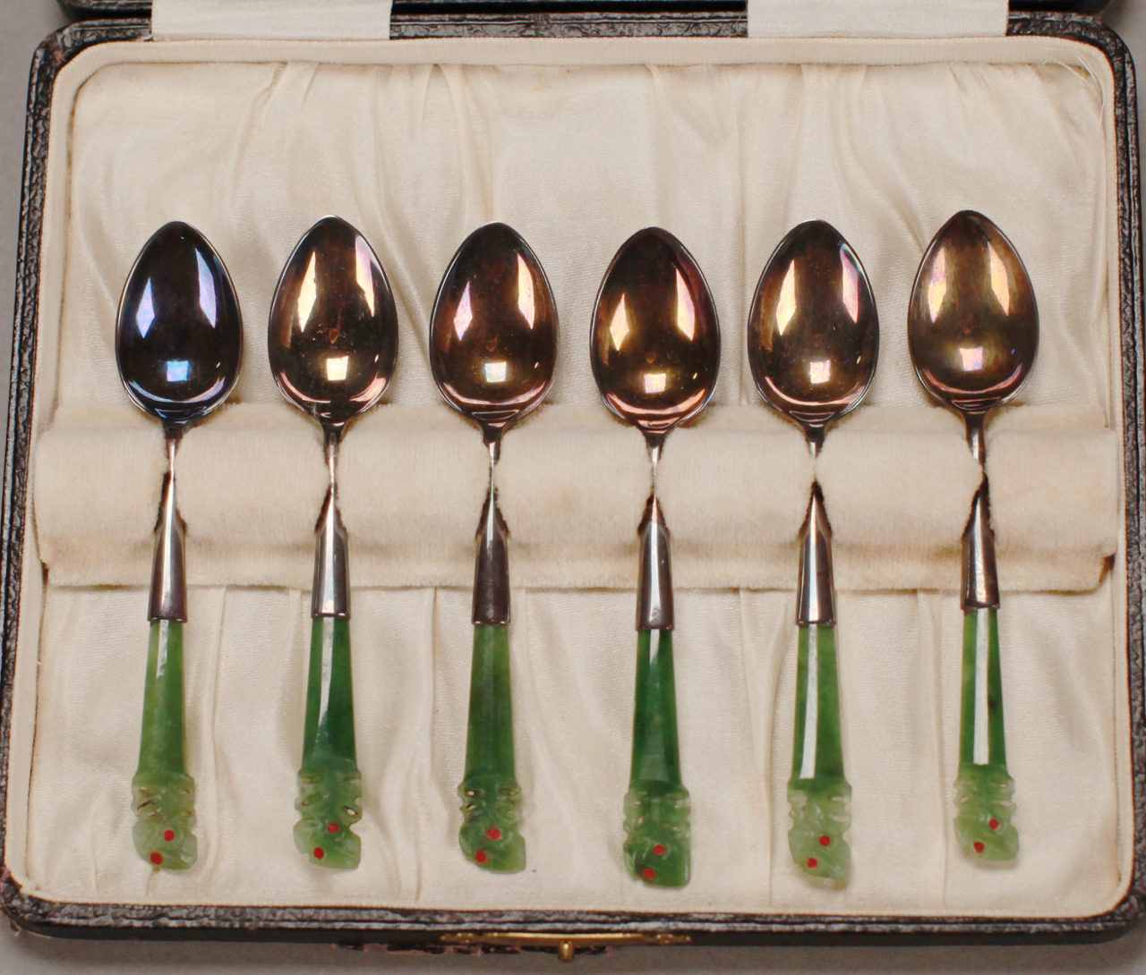 LOT 017 CASED SET OF STERLING SILVER AND JADE SPOONS. 33/4″(L)
