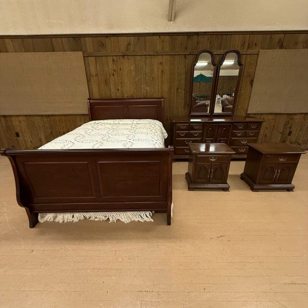 LOT 528 SIX PC KLING FURNITURE CHERRY BEDROOM SET WITH TRIPLE DRESSER