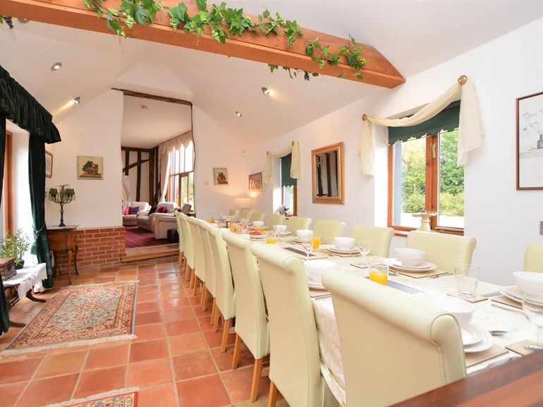 Sleeps up to 22 Doves Barn