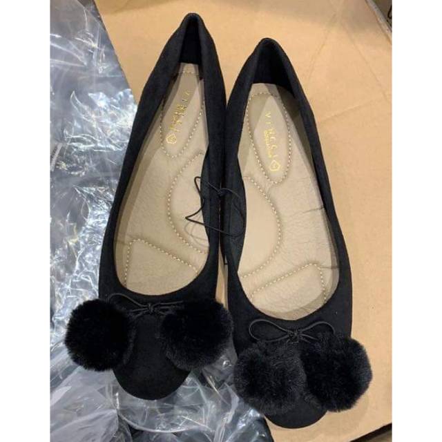 Jual vincci flat shoes pom pom blaxk Shopee Indonesia