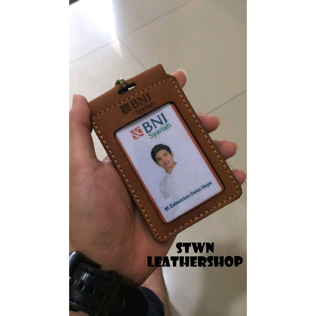 Jual id card name tag holder kulit custom nama dan logo Shopee Indonesia