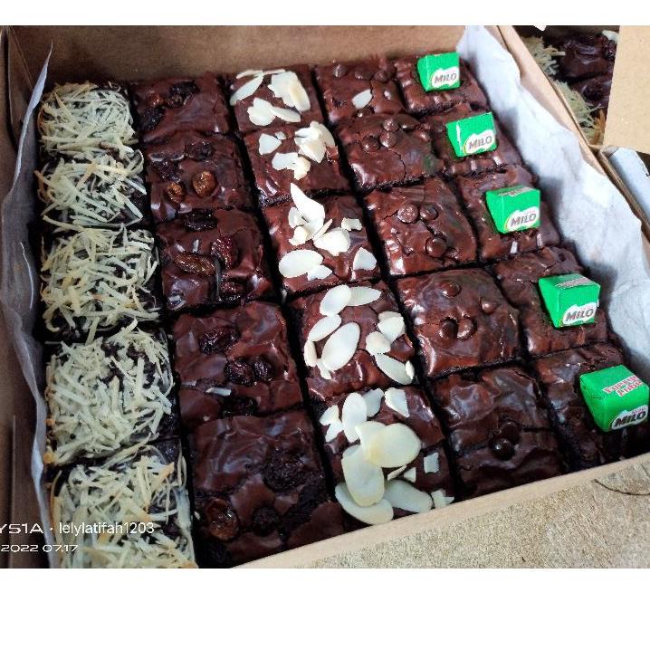 Jual Harga Grosir. Brownies Shiny sekat isi 25 pcs/Fudgy 20x20cm