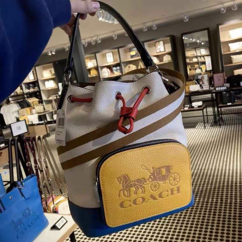 JES DRAWSTRING BUCKET BAG IN COLORBLOCK WITH HORSE AND CARRIAGE