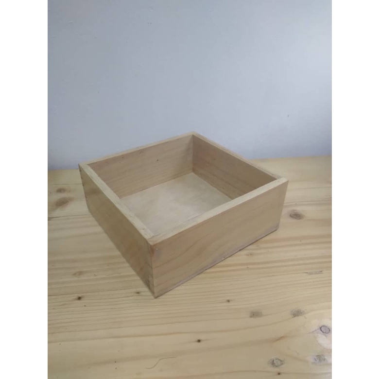 Kotak Pinewood Bersaiz 30x30cm Tinggi 15cm Semua Sisi Dari Kayu