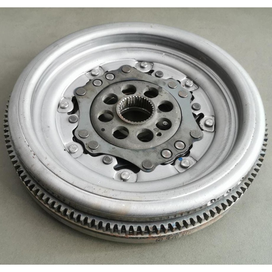 06J105266AE DUAL MASS FLYWHEEL FOR VOLKSWAGEN EOS BEETLE GOLF GTI MK6