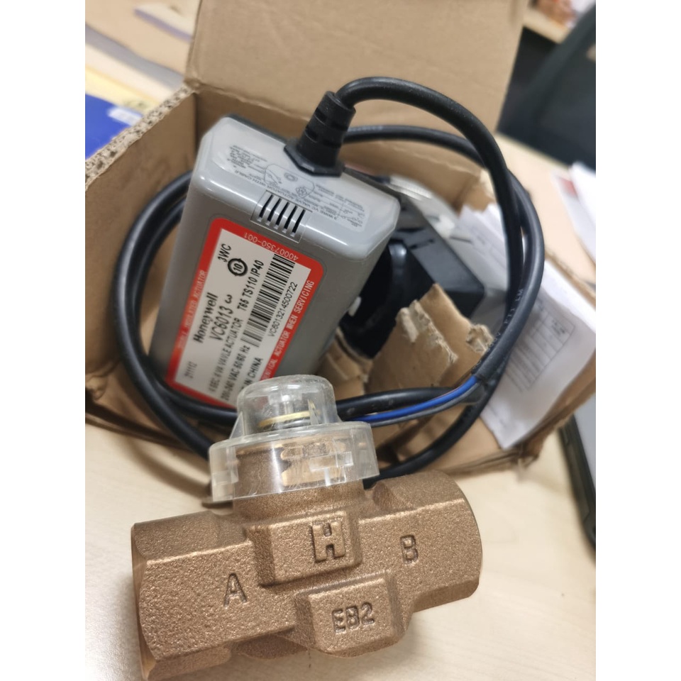 Honeywell VC6013 AJC1000T electric two way valve / Actuator valve
