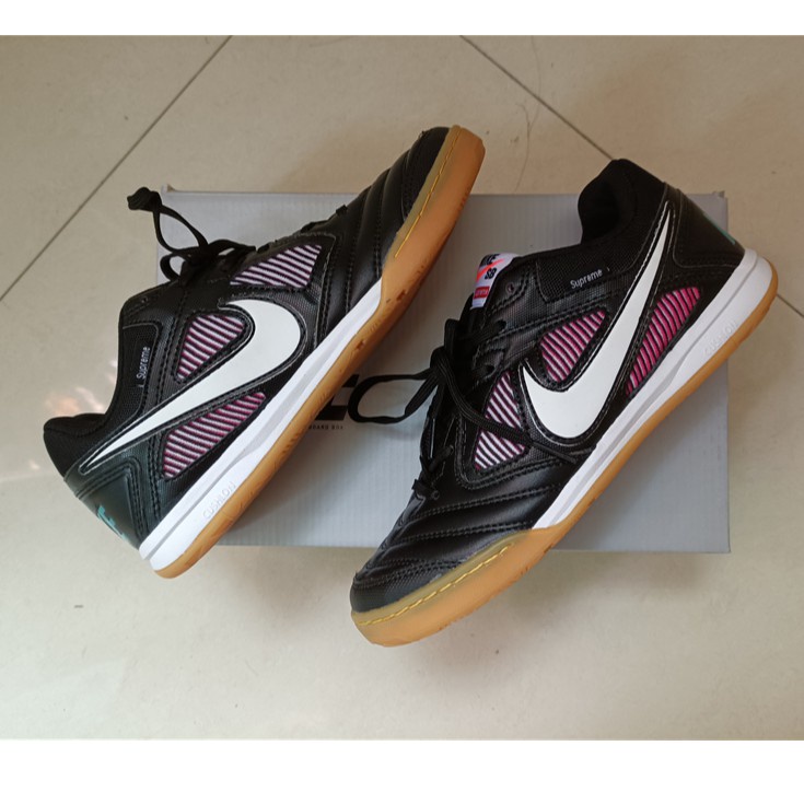 Supreme x Nike SB Gato Limited edition futsal shoes，Men's Leather flat