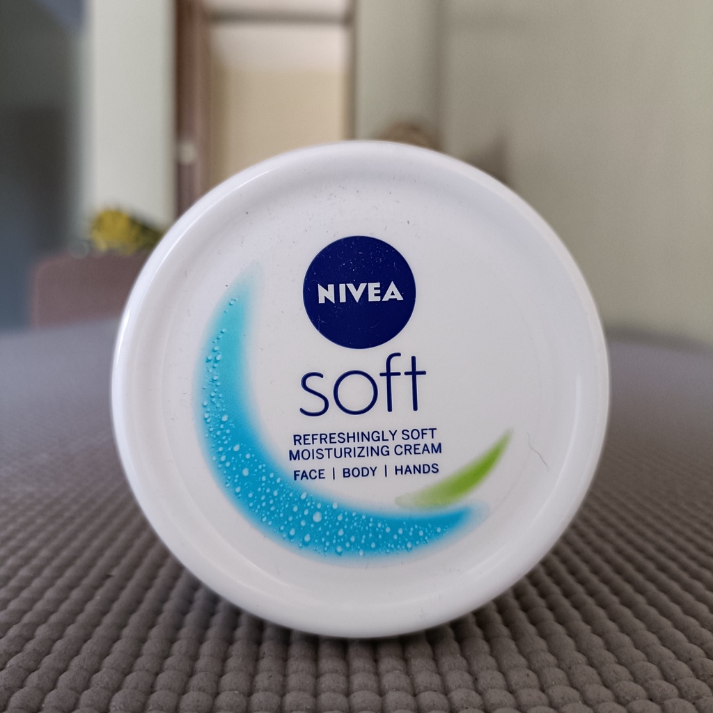 NIVEA Soft Moisturizing Cream with Jojoba Oil and Vitamin E 100 mL