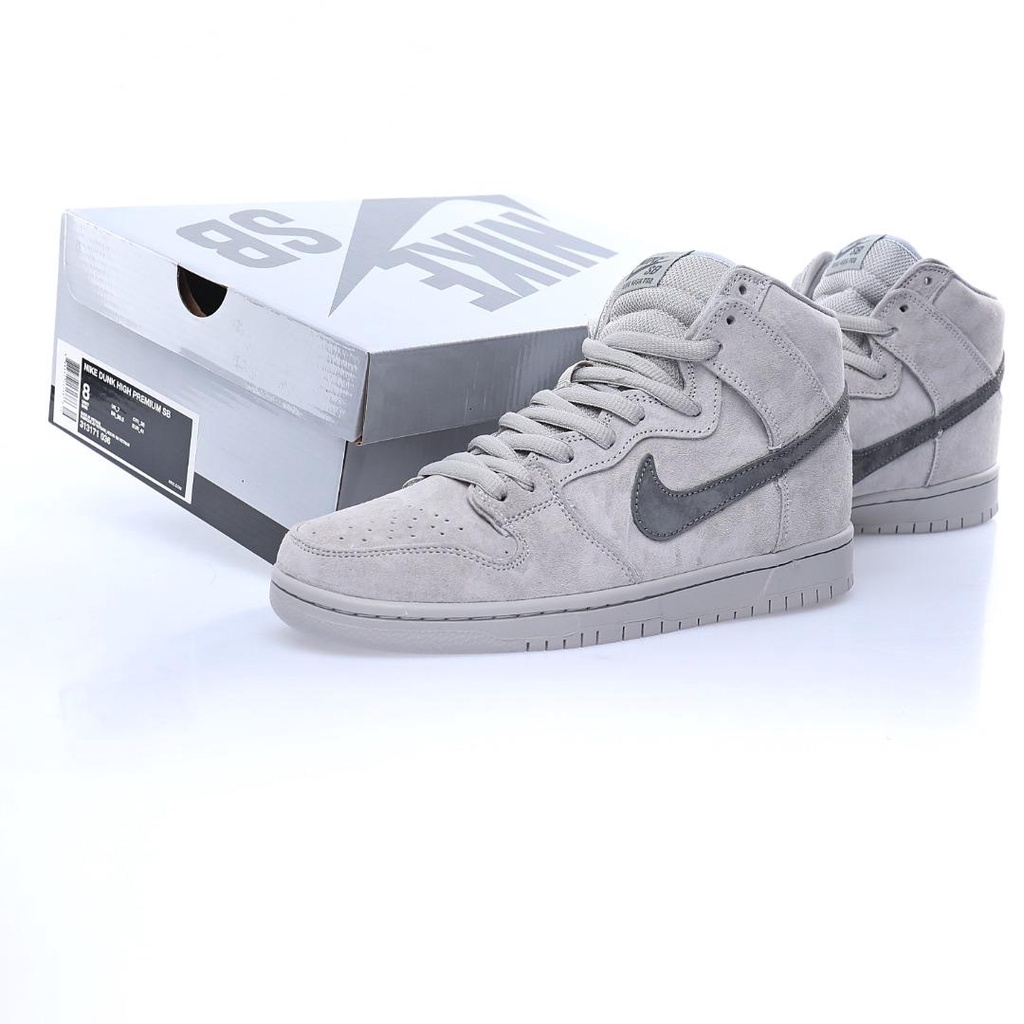 Made of mercerized porcine leather, the upper has a builtin Sole air