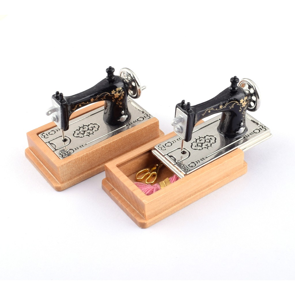 Dollhouse Miniature Sewing Machine toy ,scissors and thread,Dollhouse