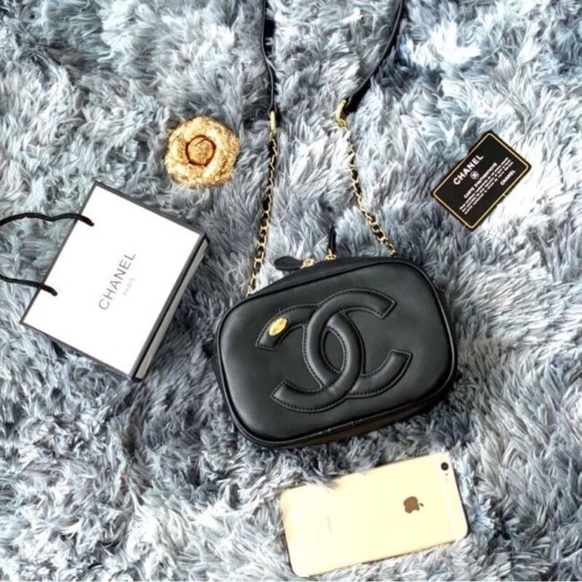 VIP CHANEL MINI SHOULDER BAG กระเป๋าสะพายวัสดุหนังแกะนิ่มลายcc ทรงกล่อง เปิดปิดด้วยซิป ประดับ